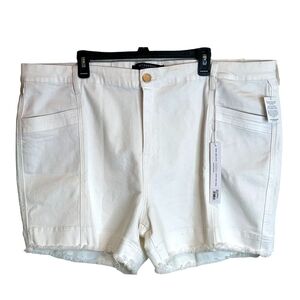 Love By Liverpol Plus Bone White Denim Shorts NWT 22W
